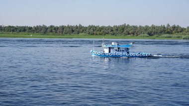 Nil Nehri, Mısır, 13 Temmuz 2022: Edfu ve Kom Ombo arasındaki Nil Nehri manzarası.