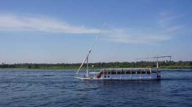 Nil Nehri, Mısır, 13 Temmuz 2022: Edfu ve Kom Ombo arasındaki Nil Nehri manzarası.