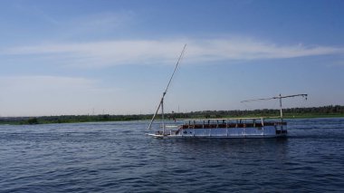 Nil Nehri, Mısır, 13 Temmuz 2022: Edfu ve Kom Ombo arasındaki Nil Nehri manzarası.