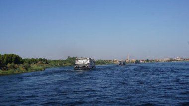 Nil Nehri, Mısır, 13 Temmuz 2022: Edfu ve Kom Ombo arasındaki Nil Nehri manzarası.