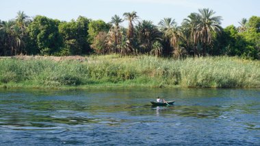 Nil Nehri, Mısır, 13 Temmuz 2022: Edfu ve Kom Ombo arasındaki Nil Nehri manzarası.