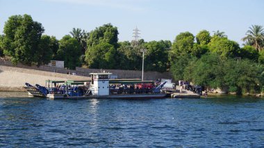 Nil Nehri, Mısır, 13 Temmuz 2022: Edfu ve Kom Ombo arasındaki Nil Nehri manzarası.