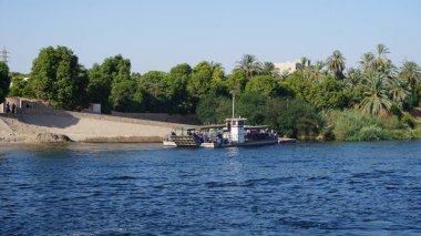 Nil Nehri, Mısır, 13 Temmuz 2022: Edfu ve Kom Ombo arasındaki Nil Nehri manzarası.