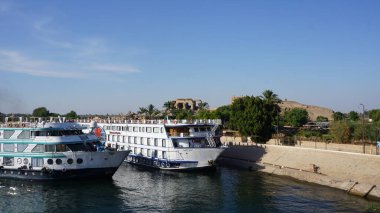 Nil Nehri, Mısır, 13 Temmuz 2022: Edfu ve Kom Ombo arasındaki Nil Nehri manzarası.