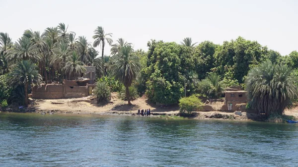 Nil Nehri, Mısır, 13 Temmuz 2022: Edfu ve Kom Ombo arasındaki Nil Nehri manzarası.