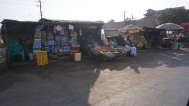 Amboseli, Kenya, 29 Haziran 2019: Nairobi 'den Amboseli' ye giden yoldaki bir hediyelik eşya dükkanında el sanatları
