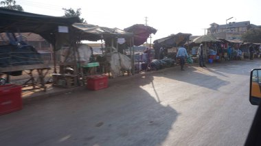 Amboseli, Kenya, 29 Haziran 2019: Nairobi 'den Amboseli' ye giden yoldaki bir hediyelik eşya dükkanında el sanatları