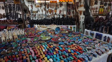 Amboseli, Kenya, 29 Haziran 2019: Nairobi 'den Amboseli' ye giden yoldaki bir hediyelik eşya dükkanında el sanatları