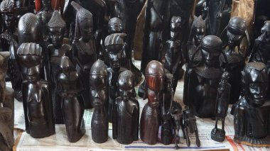 Amboseli, Kenya, 29 Haziran 2019: Nairobi 'den Amboseli' ye giden yoldaki bir hediyelik eşya dükkanında el sanatları