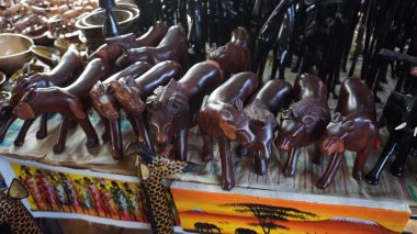 Amboseli, Kenya, 29 Haziran 2019: Nairobi 'den Amboseli' ye giden yoldaki bir hediyelik eşya dükkanında el sanatları