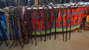 Amboseli, Kenya, 29 Haziran 2019: Nairobi 'den Amboseli' ye giden yoldaki bir hediyelik eşya dükkanında el sanatları