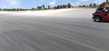 Genipabu, Natal, Rio Grande do Norte, Brezilya, Mart, 01, 2023: Genipabu plajının Natal, Rio Grande do Norte, Brezilya 'daki kum tepeciğinin yanındaki manzarası