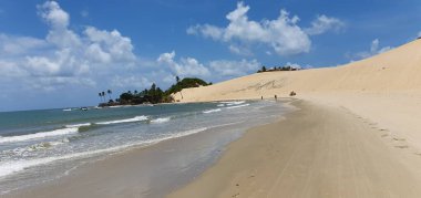 Genipabu, Natal, Rio Grande do Norte, Brezilya, Mart, 01, 2023: Genipabu plajının Natal, Rio Grande do Norte, Brezilya 'daki kum tepeciğinin yanındaki manzarası