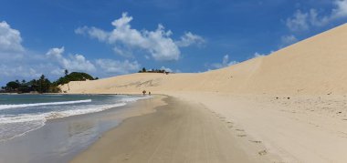 Genipabu, Natal, Rio Grande do Norte, Brezilya, Mart, 01, 2023: Genipabu plajının Natal, Rio Grande do Norte, Brezilya 'daki kum tepeciğinin yanındaki manzarası