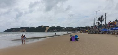Punta Negra Plajı, Natal, Rio Grande do Norte, Brezilya, Mart, 03, 2023: Morro do Careca ile ünlü Punta Negra Sahili bulutlu bir yaz günü, Rio Grande do Norte, Brezilya