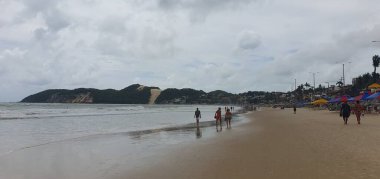 Punta Negra Plajı, Natal, Rio Grande do Norte, Brezilya, Mart, 03, 2023: Morro do Careca ile ünlü Punta Negra Sahili bulutlu bir yaz günü, Rio Grande do Norte, Brezilya