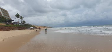 Punta Negra Plajı, Natal, Rio Grande do Norte, Brezilya, Mart, 03, 2023: Morro do Careca ile ünlü Punta Negra Sahili bulutlu bir yaz günü, Rio Grande do Norte, Brezilya