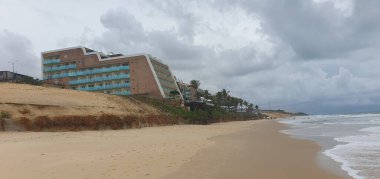 Punta Negra Plajı, Natal, Rio Grande do Norte, Brezilya, Mart, 03, 2023: Morro do Careca ile ünlü Punta Negra Sahili bulutlu bir yaz günü, Rio Grande do Norte, Brezilya