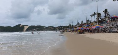 Punta Negra Plajı, Natal, Rio Grande do Norte, Brezilya, Mart, 03, 2023: Morro do Careca ile ünlü Punta Negra Sahili bulutlu bir yaz günü, Rio Grande do Norte, Brezilya