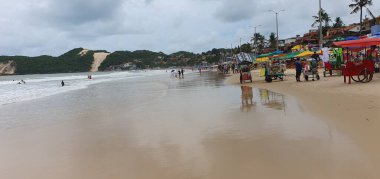 Punta Negra Plajı, Natal, Rio Grande do Norte, Brezilya, Mart, 03, 2023: Morro do Careca ile ünlü Punta Negra Sahili bulutlu bir yaz günü, Rio Grande do Norte, Brezilya