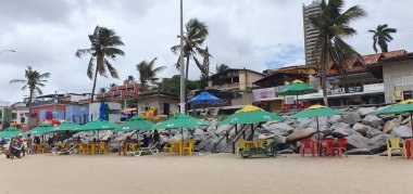Punta Negra Plajı, Natal, Rio Grande do Norte, Brezilya, Mart, 03, 2023: Morro do Careca ile ünlü Punta Negra Sahili bulutlu bir yaz günü, Rio Grande do Norte, Brezilya