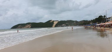 Punta Negra Plajı, Natal, Rio Grande do Norte, Brezilya, Mart, 03, 2023: Morro do Careca ile ünlü Punta Negra Sahili bulutlu bir yaz günü, Rio Grande do Norte, Brezilya