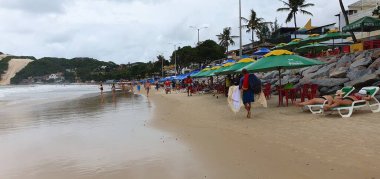 Punta Negra Plajı, Natal, Rio Grande do Norte, Brezilya, Mart, 03, 2023: Morro do Careca ile ünlü Punta Negra Sahili bulutlu bir yaz günü, Rio Grande do Norte, Brezilya