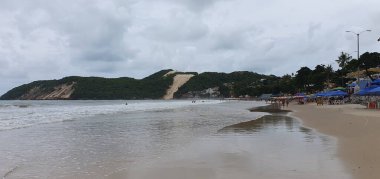 Punta Negra Plajı, Natal, Rio Grande do Norte, Brezilya, Mart, 03, 2023: Morro do Careca ile ünlü Punta Negra Sahili bulutlu bir yaz günü, Rio Grande do Norte, Brezilya