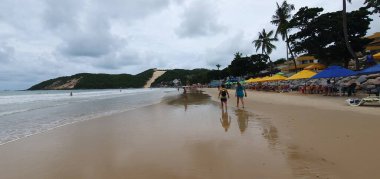 Punta Negra Plajı, Natal, Rio Grande do Norte, Brezilya, Mart, 03, 2023: Morro do Careca ile ünlü Punta Negra Sahili bulutlu bir yaz günü, Rio Grande do Norte, Brezilya