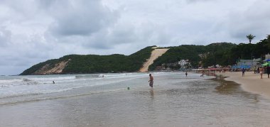 Punta Negra Plajı, Natal, Rio Grande do Norte, Brezilya, Mart, 03, 2023: Morro do Careca ile ünlü Punta Negra Sahili bulutlu bir yaz günü, Rio Grande do Norte, Brezilya