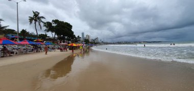 Punta Negra Plajı, Natal, Rio Grande do Norte, Brezilya, Mart, 03, 2023: Morro do Careca ile ünlü Punta Negra Sahili bulutlu bir yaz günü, Rio Grande do Norte, Brezilya