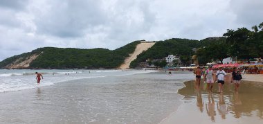 Punta Negra Plajı, Natal, Rio Grande do Norte, Brezilya, Mart, 03, 2023: Morro do Careca ile ünlü Punta Negra Sahili bulutlu bir yaz günü, Rio Grande do Norte, Brezilya