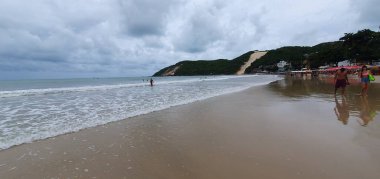 Punta Negra Plajı, Natal, Rio Grande do Norte, Brezilya, Mart, 03, 2023: Morro do Careca ile ünlü Punta Negra Sahili bulutlu bir yaz günü, Rio Grande do Norte, Brezilya