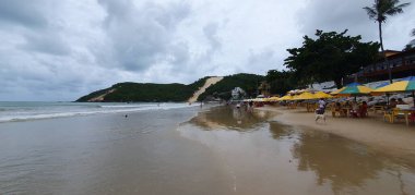 Punta Negra Plajı, Natal, Rio Grande do Norte, Brezilya, Mart, 03, 2023: Morro do Careca ile ünlü Punta Negra Sahili bulutlu bir yaz günü, Rio Grande do Norte, Brezilya