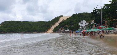 Punta Negra Plajı, Natal, Rio Grande do Norte, Brezilya, Mart, 03, 2023: Morro do Careca ile ünlü Punta Negra Sahili bulutlu bir yaz günü, Rio Grande do Norte, Brezilya