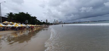Punta Negra Plajı, Natal, Rio Grande do Norte, Brezilya, Mart, 03, 2023: Morro do Careca ile ünlü Punta Negra Sahili bulutlu bir yaz günü, Rio Grande do Norte, Brezilya