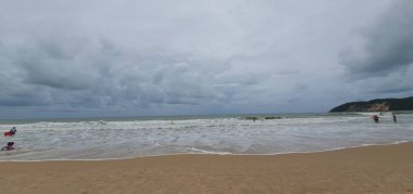 Punta Negra Plajı, Natal, Rio Grande do Norte, Brezilya, Mart, 03, 2023: Morro do Careca ile ünlü Punta Negra Sahili bulutlu bir yaz günü, Rio Grande do Norte, Brezilya