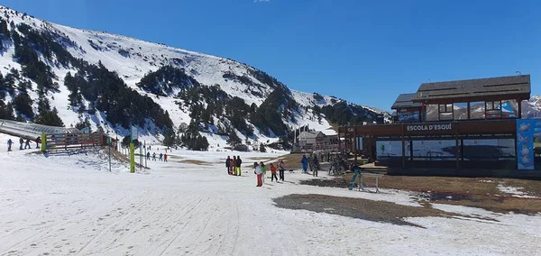 2023年4月4日 安道尔 索尔德乌 在一个阳光灿烂的季节结束时 格拉纳维拉度假胜地的滑雪景观中 积雪很少 — 图库照片