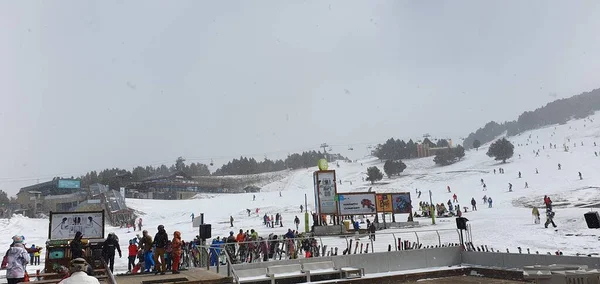 2023年4月2日 アンドラ ソルデウ スキーシーズンの終わりに曇りの日にグランドバリラリゾートのスキー風景 — ストック写真