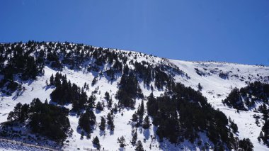 Soldeu, Andorra, Nisan, 04, 2023: Güneşli bir günde, Paskalya tatillerinde Andorra 'daki bir tatil beldesinde kayak manzarası