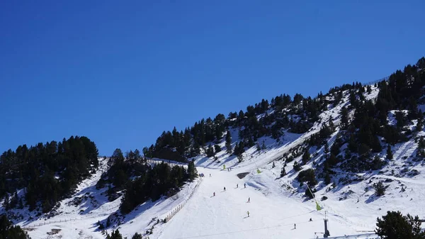 2023年4月4日 安道尔索尔德乌 在复活节假期结束的阳光灿烂的一天 安道尔一个度假胜地的滑雪景观 — 图库照片