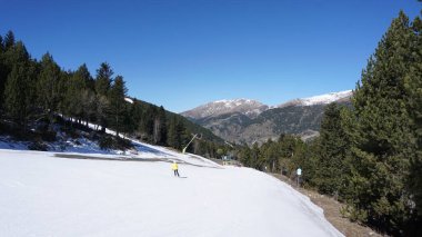 Soldeu, Grandvalira, Andorra, Nisan 5, 2023: Güneşli bir Paskalya gününde kar ve kayak görüntüleri, bunlar kayağın son günleri ve çok az kar var