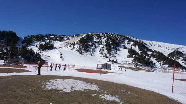 2023年4月5日 安道尔 格拉纳维拉 索尔迪乌 复活节阳光灿烂的一天 是滑雪的最后一天 几乎没有雪 — 图库照片