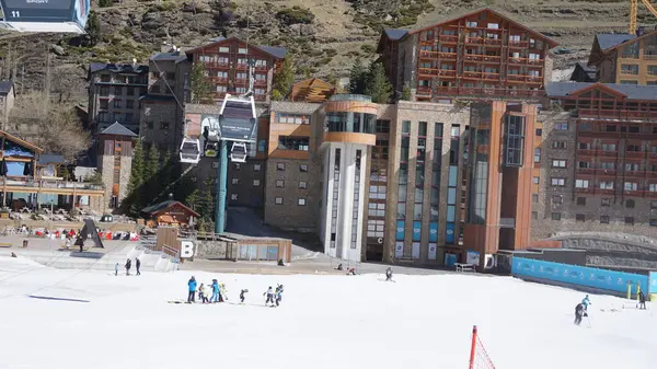 Soldeu, Grandvalira, Andorra, Nisan 5, 2023: Güneşli bir Paskalya gününde kar ve kayak görüntüleri, bunlar kayağın son günleri ve çok az kar var