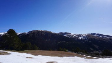 Andorra 'daki Pireneler' in kar ve kayak dağı manzarası güneşli bir bahar günü