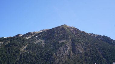 Andorra 'daki Pireneler' in kar ve kayak dağı manzarası güneşli bir bahar günü