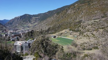 Pirenelerin Andorra 'daki dağ manzarası ilkbaharın başında