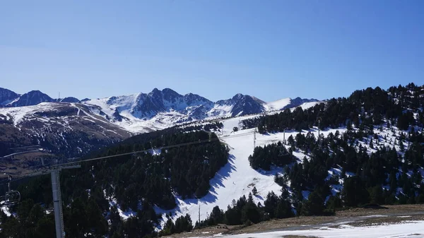 安道尔比利牛斯山脉的冰雪和滑雪景观是一个阳光明媚的春日 — 图库照片