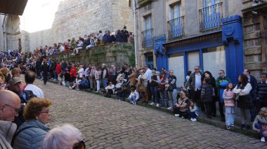 Hondarribia, Gipuzkoa, Bask Ülkesi, İspanya, Nisan. 7, 2023: Kutsal hafta Cuma günü Hondarribia 'daki sessizlik töreninin görüntüleri.