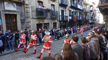 Hondarribia, Gipuzkoa, Bask Ülkesi, İspanya, Nisan. 7, 2023: Kutsal hafta Cuma günü Hondarribia 'daki sessizlik töreninin görüntüleri.